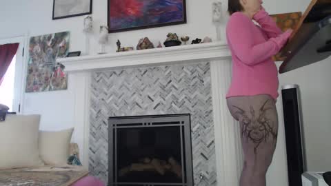 Aurora Willows online show from 01.27.25