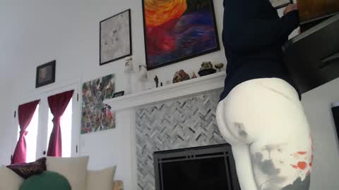 Aurora Willows online show from 02.06.25