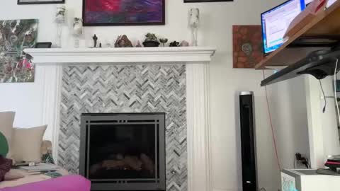 Aurora Willows online show from 03.05.25