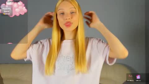 Snapshot of 18kira18 chatting on 10.09.25 Kira online show from 10.09.25