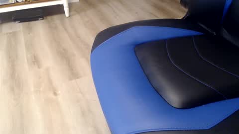 i erupt if you suck ur nipples 4 me and look at the camera while watching me online show from 01.16.26