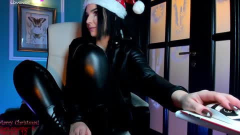 Snapshot of 1munique chatting on 12.22.24 Moona online show from 12.22.24