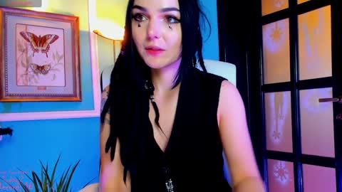 Snapshot of 1munique chatting on 02.08.25 Moona online show from 02.08.25
