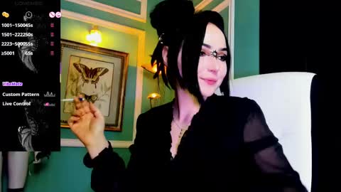 Snapshot of 1munique chatting on 03.05.25 Moona online show from 03.05.25