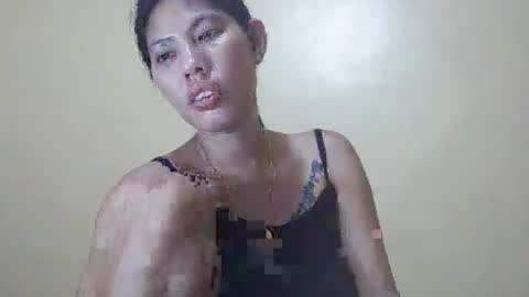 Snapshot of 2pinaybeauty chatting on 11.12.25 2pinaybeauty online show from 11.12.25