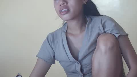 Snapshot of 2pinaybeauty chatting on 11.26.25 2pinaybeauty online show from 11.26.25