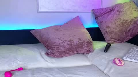 Snapshot of _a_n_n_y_ chatting on 02.18.25 Willow online show from 02.18.25