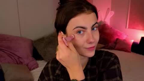 Snapshot of _a_n_n_y_ chatting on 10.27.25 Willow online show from 10.27.25