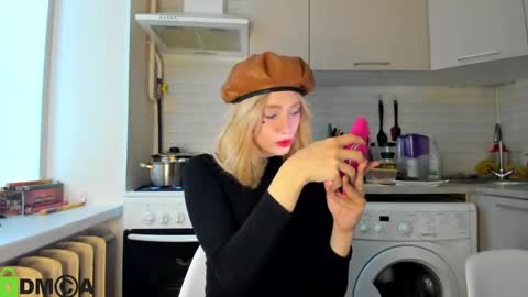 Snapshot of _alice_kitty chatting on 12.28.24 Gaylord online show from 12.28.24