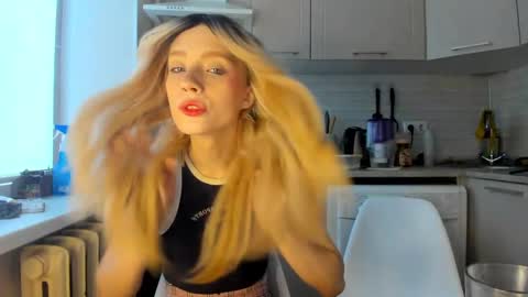 Snapshot of _alice_kitty chatting on 01.05.25 Gaylord online show from 01.05.25