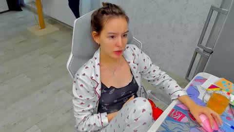 Snapshot of _arina_cox__ chatting on 11.11.25 Arina online show from 11.11.25