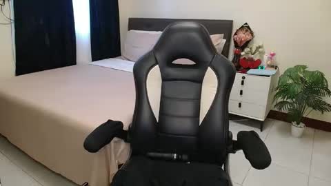 Snapshot of _ashley27 chatting on 11.05.25 Angie online show from 11.05.25