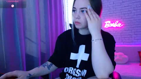 Snapshot of _crazybee_ chatting on 09.26.25 Nica online show from 09.26.25