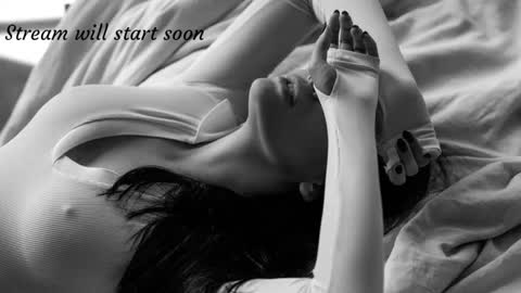 Snapshot of _eelusivee_ chatting on 10.11.25 Elli online show from 10.11.25