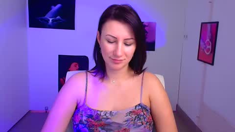 Snapshot of _emma_lay chatting on 02.04.25 Emma online show from 02.04.25
