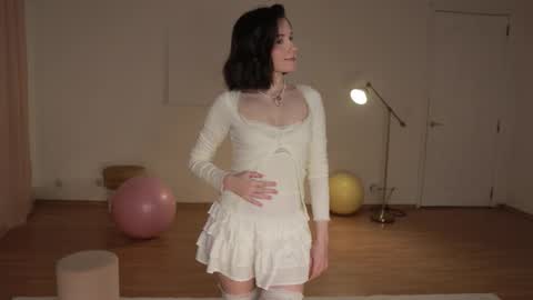 Essie  online show from 10.10.25