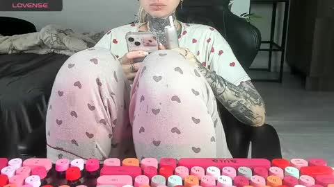 Snapshot of _feralberry__ chatting on 05.28.26 Alis online show from 05.28.26
