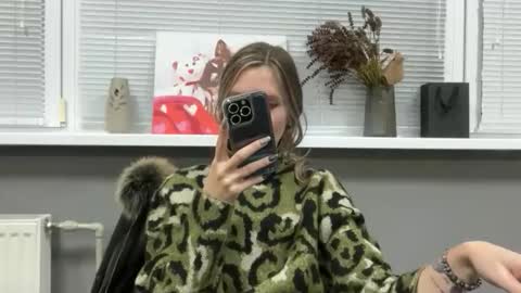 Snapshot of _florinika_ chatting on 11.13.25 Flora online show from 11.13.25