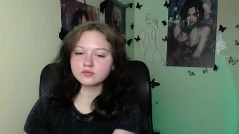 Snapshot of _foxy_lady chatting on 06.23.26 Alice online show from 06.23.26