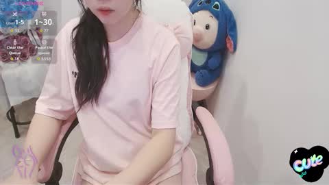 Snapshot of _girlcute_ chatting on 10.13.25 Anna online show from 10.13.25