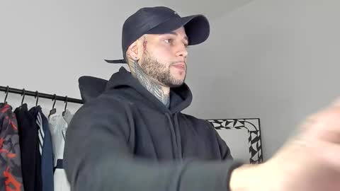 Snapshot of _jamesleandros chatting on 11.04.25 jeison online show from 11.04.25