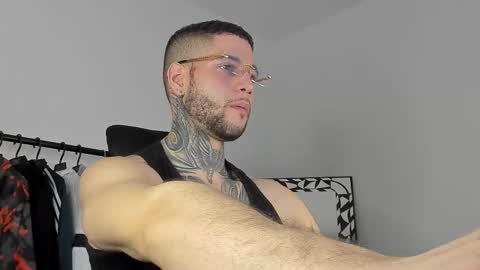 Snapshot of _jamesleandros chatting on 11.04.25 jeison online show from 11.04.25