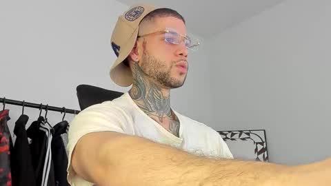 Snapshot of _jamesleandros chatting on 11.09.25 jeison online show from 11.09.25