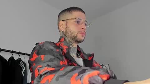 Snapshot of _jamesleandros chatting on 11.11.25 jeison online show from 11.11.25