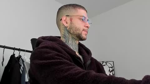 Snapshot of _jamesleandros chatting on 11.12.25 jeison online show from 11.12.25