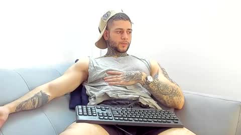 Snapshot of _jamesleandros chatting on 11.16.25 jeison online show from 11.16.25