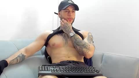 Snapshot of _jamesleandros chatting on 11.17.25 jeison online show from 11.17.25