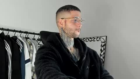 Snapshot of _jamesleandros chatting on 11.25.25 jeison online show from 11.25.25