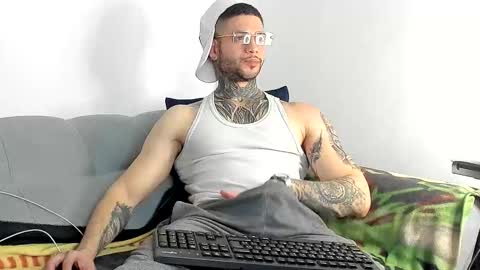 Snapshot of _jamesleandros chatting on 11.27.25 jeison online show from 11.27.25