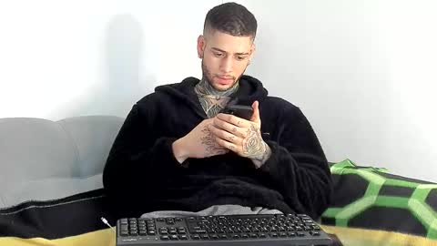 Snapshot of _jamesleandros chatting on 11.28.25 jeison online show from 11.28.25