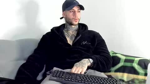 Snapshot of _jamesleandros chatting on 11.29.25 jeison online show from 11.29.25