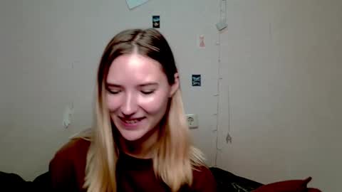 _kikiclark_ online show from 10.10.25