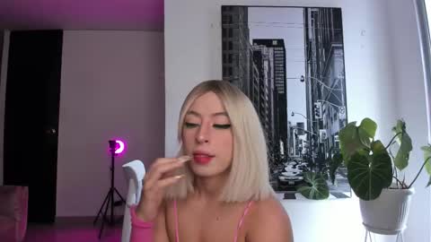 Snapshot of _lapetitemort_ chatting on 11.04.25 Agatha Arias IG lapetitemort 1 online show from 11.04.25