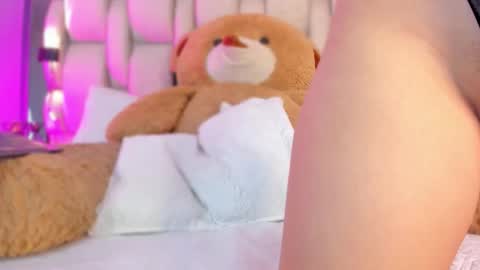 Snapshot of _laurataylor_ chatting on 10.29.25     online show from 10.29.25