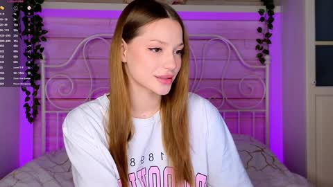 Snapshot of _lisaalisa_ chatting on 01.05.25 Alice online show from 01.05.25