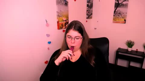 Snapshot of _lovely_mary chatting on 10.24.25 Mary online show from 10.24.25