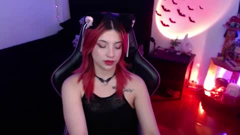 Snapshot of _lucyx__ chatting on 02.03.25 Queen. Help me reach 100 thumbs up online show from 02.03.25
