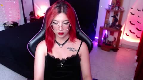 Snapshot of _lucyx__ chatting on 09.08.25 Queen. Help me reach 100 thumbs up online show from 09.08.25
