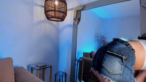 Snapshot of _luna_dupont_ chatting on 01.04.25 Luna online show from 01.04.25