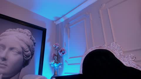 Snapshot of _luna_dupont_ chatting on 01.20.25 Luna online show from 01.20.25