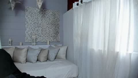 Snapshot of _luna_dupont_ chatting on 02.03.25 Luna online show from 02.03.25