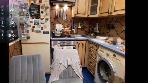 Snapshot of _magic_kis chatting on 09.18.25 _magic_kis online show from 09.18.25