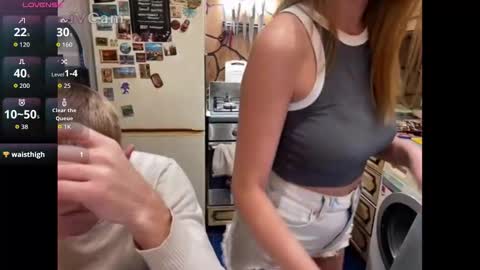 Snapshot of _magic_kis chatting on 11.21.25 _magic_kis online show from 11.21.25