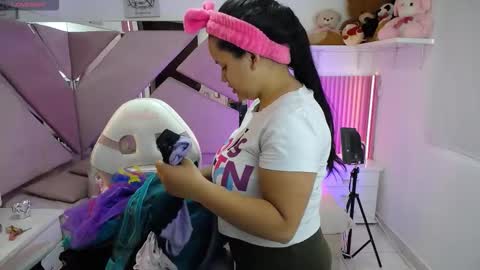  Mia  online show from 10.20.25