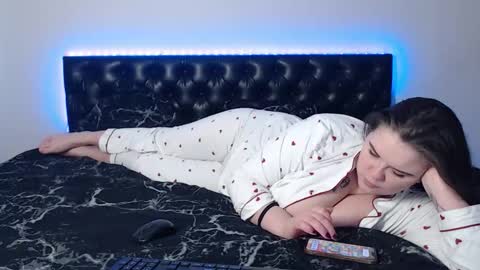 mikey and mia online show from 11.11.25