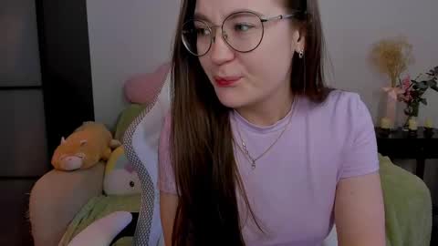 Mia with a big heart  online show from 02.26.25